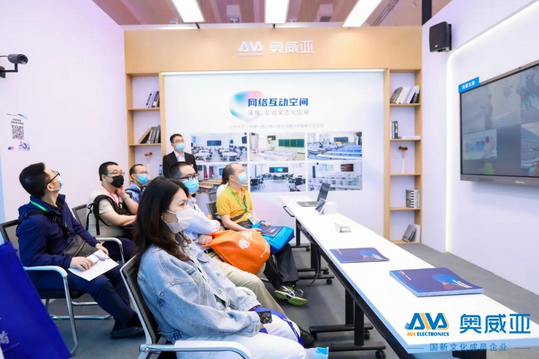 嘉賓圍坐在網(wǎng)絡互動空間展區(qū)參觀.jpg
