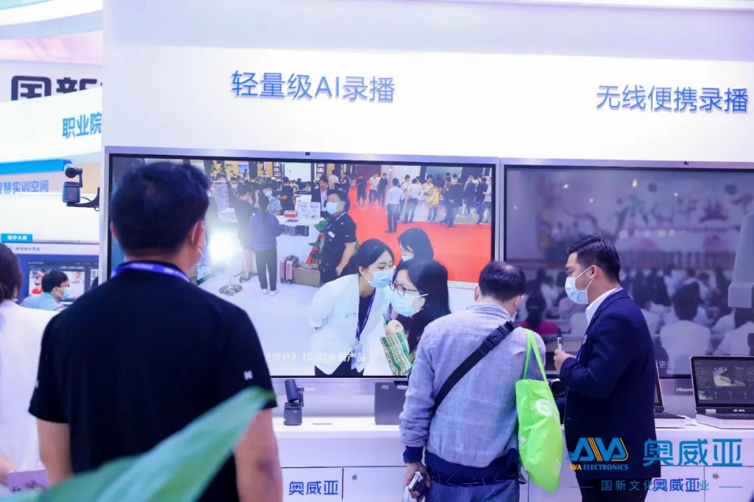 參展嘉賓體驗奧威亞智慧應用.jpg