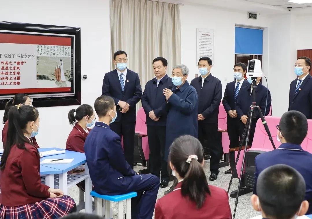 奧威亞在新疆丨兵團(tuán)一中這節(jié)遠(yuǎn)程互動(dòng)課，陳寶生部長高度贊譽(yù)